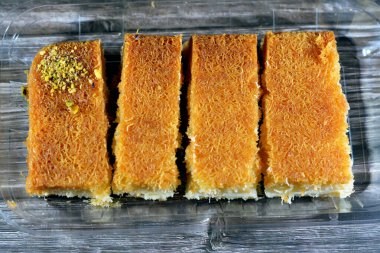 Konafa fındıkla kaplı ve kremayla doldurulmuş ve bal şekeriyle sulandırılmış, Doğu Türkçe ve Mısır kunafa fındıklı, Ramazan tatlısı olarak seçici bir odak noktası