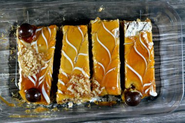 Mısır tatlıları bazbousa irmikli pasta, kunafa knafeh, krem şanti, karamel sosu, tatlı ve fındık katmanlı, Ramazan tatlıları, seçici odaklı