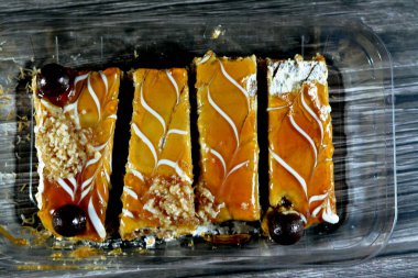 Mısır tatlıları bazbousa irmikli pasta, kunafa knafeh, krem şanti, karamel sosu, tatlı ve fındık katmanlı, Ramazan tatlıları, seçici odaklı