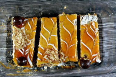 Mısır tatlıları bazbousa irmikli pasta, kunafa knafeh, krem şanti, karamel sosu, tatlı ve fındık katmanlı, Ramazan tatlıları, seçici odaklı