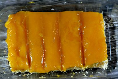 Konafa mango kompostosu ile kaplanmış ve krema ile doldurulmuş ve bal şekerli şurupla ıslatılmış, Doğu Türk ve Mısır kunafa mangalı, Ramazan ayı tatlı olarak seçici bir odak noktası