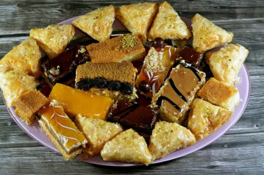 Doğu Ramazan tatlıları ve mango kompostosu, krem peynirle doldurulmuş Kunafa, krem şantili Konafa, ballı ve şam fıstıklı Baklava, pasta ve basbosa