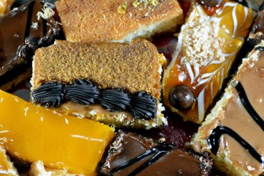 Doğu Ramazan tatlıları ve mango kompostosu, krem peynirle doldurulmuş Kunafa, krem şantili Konafa, ballı ve şam fıstıklı Baklava, pasta ve basbosa