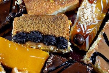 Doğu Ramazan tatlıları ve mango kompostosu, krem peynirle doldurulmuş Kunafa, krem şantili Konafa, ballı ve şam fıstıklı Baklava, pasta ve basbosa