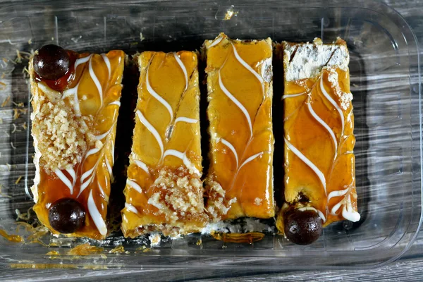 バスブサセモリナケーキの層で作られたエジプトのデザート Kunafa Knafeh ホイップクリーム 一緒に甘いとナッツで層状に浸したキャラメルソース ラマダーンデザートとお菓子 選択的な焦点 — ストック写真