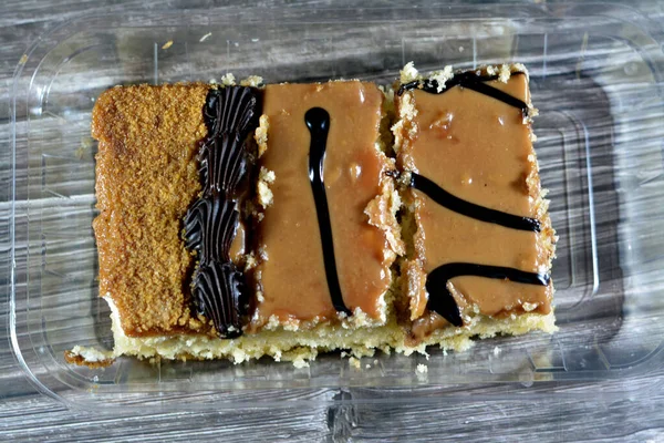 Bal Şekerli Çikolata Kremalı Karamel Bisküvi Tozuyla Sırılsıklam Olmuş Lezzetli — Stok fotoğraf
