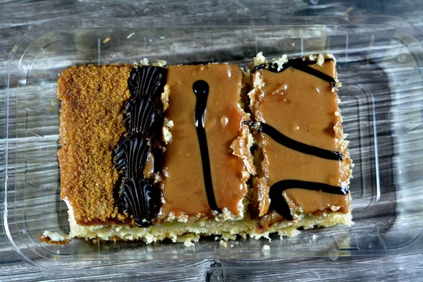 Bal Şekerli Çikolata Kremalı Karamel Bisküvi Tozuyla Sırılsıklam Olmuş Lezzetli — Stok fotoğraf