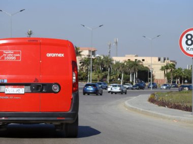 Kahire, Mısır, 8 Mart 2023: Aramex aracı sevkiyat ve teslimat için, Aramex co dünya çapında herhangi bir hedefe, uluslararası nakliye ve son mil kurye hizmeti veren lojistik şirketi.