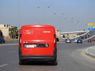 Kahire, Mısır, 8 Mart 2023: Aramex aracı sevkiyat ve teslimat için, Aramex co dünya çapında herhangi bir hedefe, uluslararası nakliye ve son mil kurye hizmeti veren lojistik şirketi.