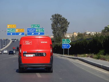 Kahire, Mısır, 8 Mart 2023: Aramex aracı sevkiyat ve teslimat için, Aramex co dünya çapında herhangi bir hedefe, uluslararası nakliye ve son mil kurye hizmeti veren lojistik şirketi.