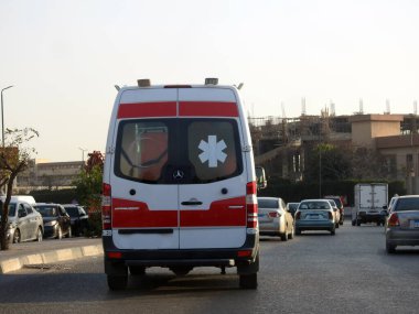 Kahire, Mısır, 8 Mart 2023: Acil trafik kazaları, acil durum vakası, sağlık bakanlığı, Mısır ambulans organizasyonu, seçici odaklanma çağrısı için yola çıkan ambulans
