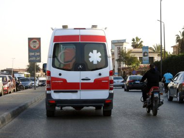 Kahire, Mısır, 8 Mart 2023: Acil trafik kazaları, acil durum vakası, sağlık bakanlığı, Mısır ambulans organizasyonu, seçici odaklanma çağrısı için yola çıkan ambulans