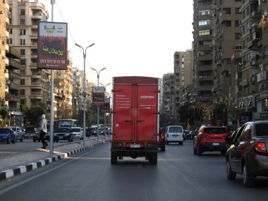 Kahire, Mısır, 8 Mart 2023: Aramex aracı sevkiyat ve teslimat için, Aramex co dünya çapında herhangi bir hedefe, uluslararası nakliye ve son mil kurye hizmeti veren lojistik şirketi.