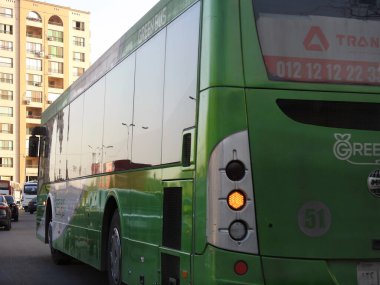 Kahire, Mısır, 8 Mart 2023: Kahire içinde toplu taşıma için yeşil otobüs, internet erişimi ve kliması olan Toplu Taşımacılık Dairesi 'nin bir projesi.