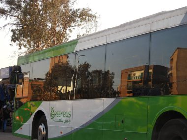 Kahire, Mısır, 8 Mart 2023: Kahire içinde toplu taşıma için yeşil otobüs, internet erişimi ve kliması olan Toplu Taşımacılık Dairesi 'nin bir projesi.
