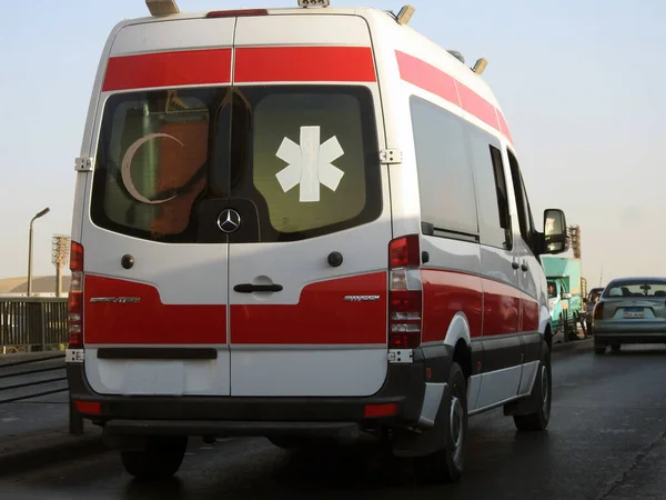 Cairo Egitto Marzo 2023 Ambulanza Strada Risposta Una Chiamata Emergenza — Foto Stock