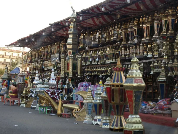 カイロ エジプト 2023年3月8日 ラマダーン月前のエジプトの通りでの祭り提灯 ランプ カヒミヤ ファン ファノス クレセント イフタール砲の装飾がたくさんあるイスラム教徒のための断食月 — ストック写真