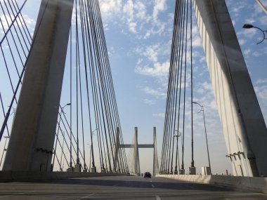 Kahire, Mısır, 9 Mart 2023: Arap müteahhitler Osman Ahmad Osman tarafından inşa edilen ve Guinness Rekorlar Kitabı 'na göre dünyanın en geniş kablo destekli köprüsü olan Rod El Farag Ekseni Tahya Misr Köprüsü