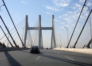 Kahire, Mısır, 9 Mart 2023: Arap müteahhitler Osman Ahmad Osman tarafından inşa edilen ve Guinness Rekorlar Kitabı 'na göre dünyanın en geniş kablo destekli köprüsü olan Rod El Farag Ekseni Tahya Misr Köprüsü