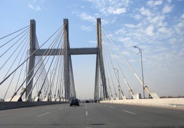 Kahire, Mısır, 9 Mart 2023: Arap müteahhitler Osman Ahmad Osman tarafından inşa edilen ve Guinness Rekorlar Kitabı 'na göre dünyanın en geniş kablo destekli köprüsü olan Rod El Farag Ekseni Tahya Misr Köprüsü