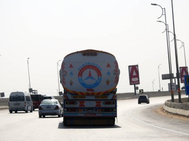 Giza, Mısır, 9 Mart 2023: Petrol ürünleriyle dolu bir konteynır tankı olan büyük bir kamyon, otoyolda endüstriyel kullanım için ürünleri taşıyan bir kamyon, seçici odaklı