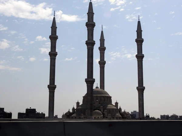 Une Grande Mosquée Avec Multiples Minarets Dômes Différentes Tailles Hauteurs — Photo