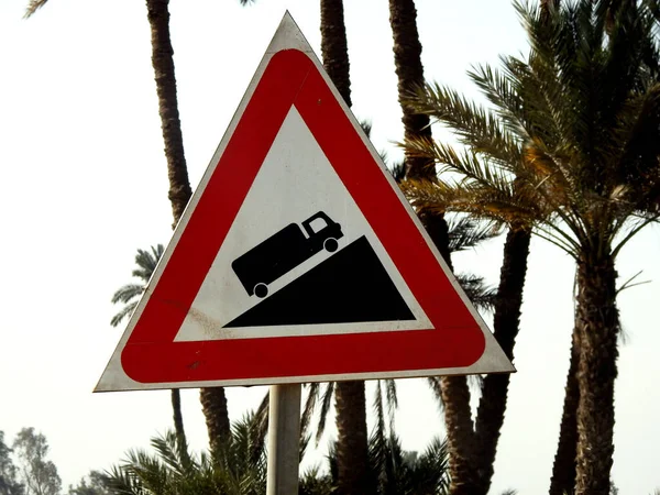 Дорожный Знак Опасности Крутой Дороге Холма Впереди Грузовик Подъеме Сигнал — стоковое фото