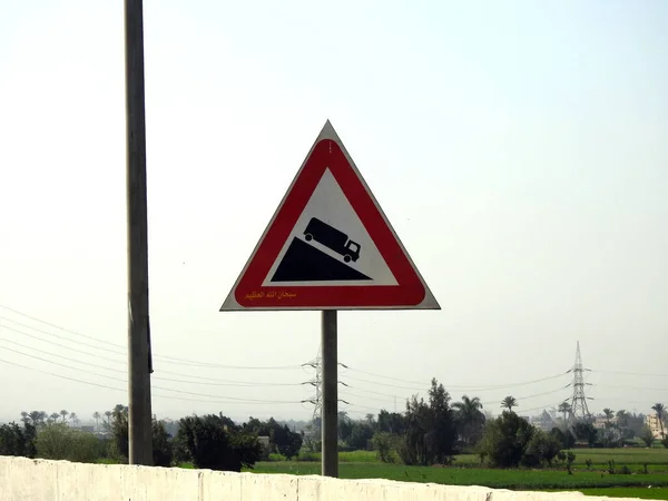 Впереди Дорожный Знак Опасность Крутого Склона Грузовик Скоростному Сигналу Предостережение — стоковое фото