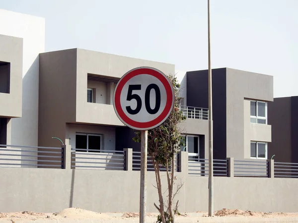 在埃及 一个警告司机每小时50公里的公路交通标志是最高限速 不允许50公里以上的车速 也不禁止50公里以上的车速限制标志 — 图库照片