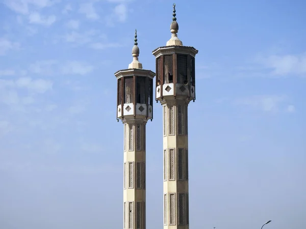 Velmi Vysoké Minarety Mešity Břehu Řeky Nilu Krásným Designem Tvarem — Stock fotografie