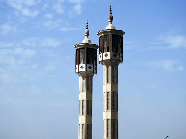 Très Haut Minarets Une Mosquée Sur Rive Nil Avec Beau — Photo