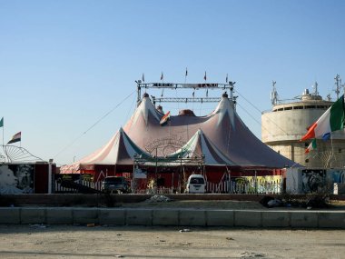 Kahire, Mısır, 11 Mart 2023: Mundial Circo Italiano, Mısır 'daki İtalyan sirki İtalyan ve Mısır bayraklarıyla Yeni Kahire, bir eğlence sirkinin çadırları ve sokaklarda gösteri
