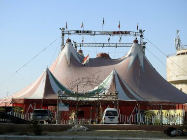 Kahire, Mısır, 11 Mart 2023: Mundial Circo Italiano, Mısır 'daki İtalyan sirki İtalyan ve Mısır bayraklarıyla Yeni Kahire, bir eğlence sirkinin çadırları ve sokaklarda gösteri