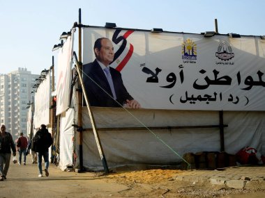 Kahire, Mısır, 11 Mart 2023: Kahire Ticaret Odası Ticaret Odası çadırı, Başkan Al Sisi 'nin Vatandaş girişiminin bir parçası olarak düşük fiyatlı temel gıda malzemeleri için öncelikli olarak seçici bir odak noktası geliyor.