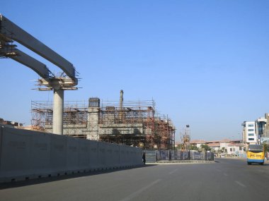 Kahire, Mısır, 11 Mart 2023: Orascom şirketi tarafından New Kahire şehrinde kolonları ve rayları olan, hızlı ulaşım sistemi olan, en uzun tek raylı şöför olan Kahire 'de inşa edilen tek raylı şantiye.
