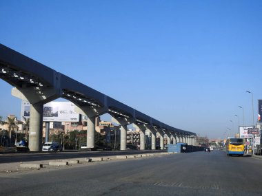 Kahire, Mısır, 11 Mart 2023: Orascom şirketi tarafından New Kahire şehrinde kolonları ve rayları olan, hızlı ulaşım sistemi olan, en uzun tek raylı şöför olan Kahire 'de inşa edilen tek raylı şantiye.