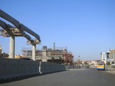 Kahire, Mısır, 11 Mart 2023: Orascom şirketi tarafından New Kahire şehrinde kolonları ve rayları olan, hızlı ulaşım sistemi olan, en uzun tek raylı şöför olan Kahire 'de inşa edilen tek raylı şantiye.