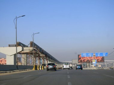 Kahire, Mısır, 11 Mart 2023: Orascom şirketi tarafından New Kahire şehrinde kolonları ve rayları olan, hızlı ulaşım sistemi olan, en uzun tek raylı şöför olan Kahire 'de inşa edilen tek raylı şantiye.