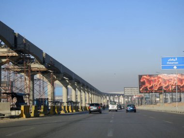 Kahire, Mısır, 11 Mart 2023: Orascom şirketi tarafından New Kahire şehrinde kolonları ve rayları olan, hızlı ulaşım sistemi olan, en uzun tek raylı şöför olan Kahire 'de inşa edilen tek raylı şantiye.