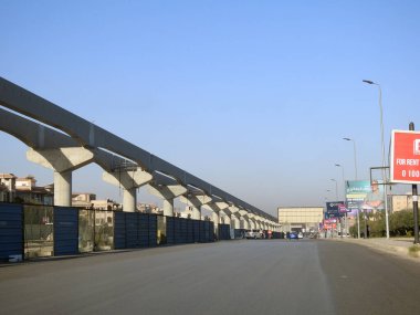 Kahire, Mısır, 11 Mart 2023: Orascom şirketi tarafından New Kahire şehrinde kolonları ve rayları olan, hızlı ulaşım sistemi olan, en uzun tek raylı şöför olan Kahire 'de inşa edilen tek raylı şantiye.