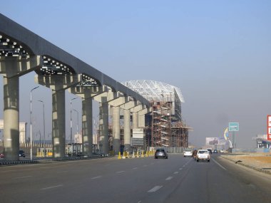 Kahire, Mısır, 11 Mart 2023: Orascom şirketi tarafından New Kahire şehrinde kolonları ve rayları olan, hızlı ulaşım sistemi olan, en uzun tek raylı şöför olan Kahire 'de inşa edilen tek raylı şantiye.