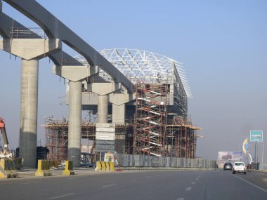 Kahire, Mısır, 11 Mart 2023: Orascom şirketi tarafından New Kahire şehrinde kolonları ve rayları olan, hızlı ulaşım sistemi olan, en uzun tek raylı şöför olan Kahire 'de inşa edilen tek raylı şantiye.