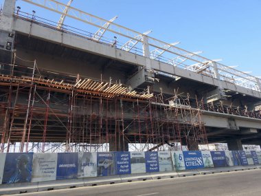 Kahire, Mısır, 11 Mart 2023: Orascom şirketi tarafından New Kahire şehrinde kolonları ve rayları olan, hızlı ulaşım sistemi olan, en uzun tek raylı şöför olan Kahire 'de inşa edilen tek raylı şantiye.