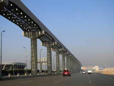 Kahire, Mısır, 11 Mart 2023: Orascom şirketi tarafından New Kahire şehrinde kolonları ve rayları olan, hızlı ulaşım sistemi olan, en uzun tek raylı şöför olan Kahire 'de inşa edilen tek raylı şantiye.