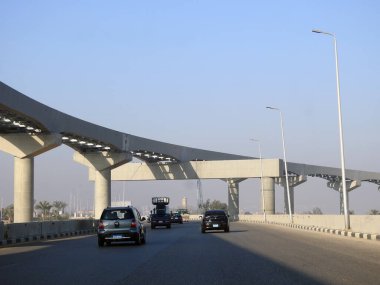 Kahire, Mısır, 11 Mart 2023: Orascom şirketi tarafından New Kahire şehrinde kolonları ve rayları olan, hızlı ulaşım sistemi olan, en uzun tek raylı şöför olan Kahire 'de inşa edilen tek raylı şantiye.