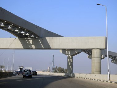 Kahire, Mısır, 11 Mart 2023: Orascom şirketi tarafından New Kahire şehrinde kolonları ve rayları olan, hızlı ulaşım sistemi olan, en uzun tek raylı şöför olan Kahire 'de inşa edilen tek raylı şantiye.