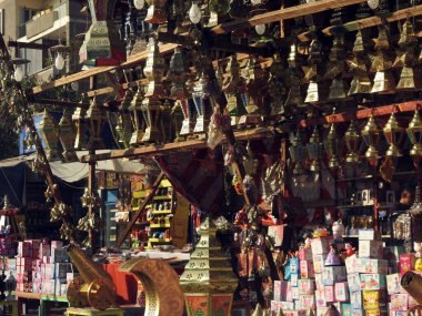 Kahire, Mısır, 11 Mart 2023: Ramazan ayından önce Mısır sokaklarında düzenlenen festival etkinlikleri bir sürü fener, lamba, hamiya, fanous, fanos, crescents, stars, iftar topu dekoru ile Müslümanların oruç tuttuğu ay.