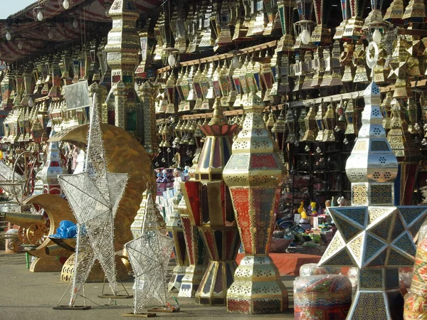 カイロ エジプト 2023年3月11日 ラマダーン月の前のエジプトの通りでの祭りランタン ランプ カーヤミヤ ファン ファノス クレセント イフタール砲の装飾がたくさんあるイスラム教徒の断食月 — ストック写真