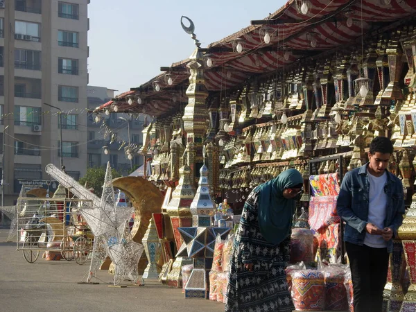 カイロ エジプト 2023年3月11日 ラマダーン月の前のエジプトの通りでの祭りランタン ランプ カーヤミヤ ファン ファノス クレセント イフタール砲の装飾がたくさんあるイスラム教徒の断食月 — ストック写真