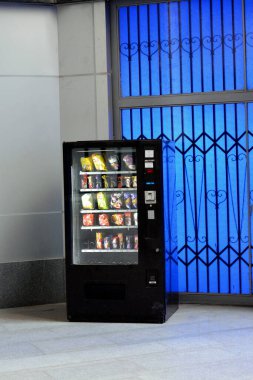 Kahire, Mısır, 11 Mart 2023: Otomatik perakende, self-servis kategorisi, yazılım entegrasyonları ve seçici odaklanma yoluyla tam otomatik perakende satış mağazaları olarak çalışan standalone kioskları